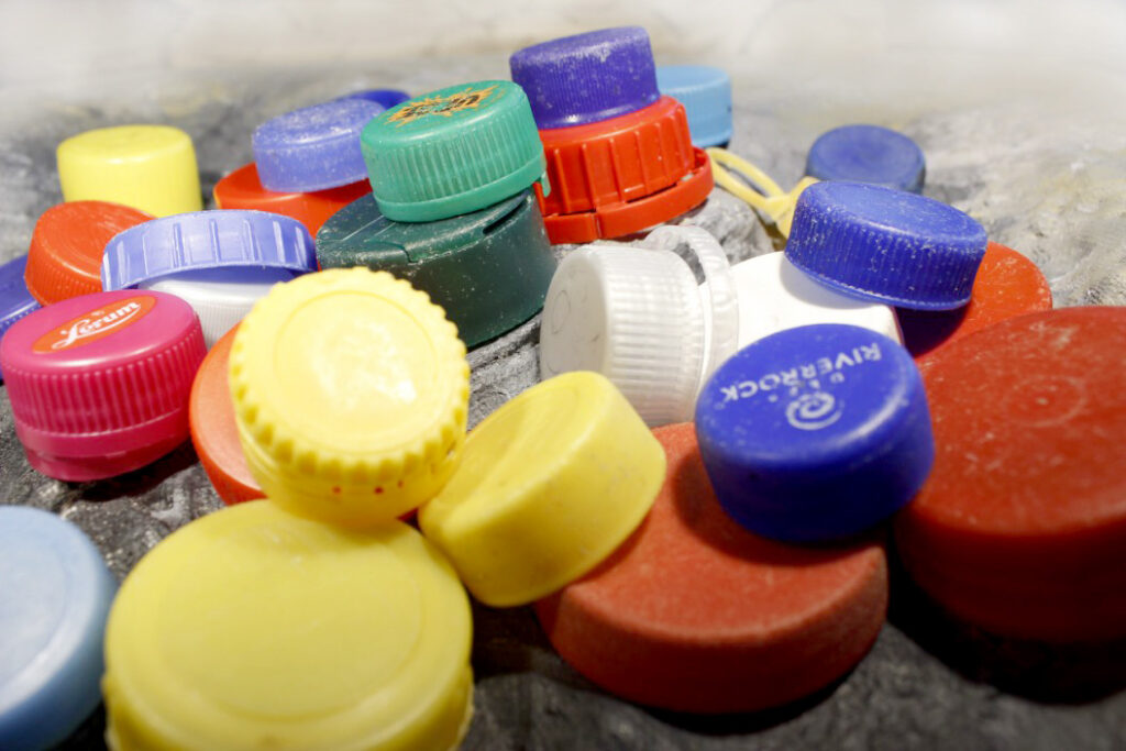 Lag din egen animasjon med Jan Otto Ertesvåg

– animasjonsverksted for barn

Vi inviterer til en kreativ og leken workshop der barn får lage sin egen animasjonsfilm sammen med Jan Otto Ertesvåg.

Jan Otto har MA i animasjon fra Royal College of Art i London og lang erfaring som animatør for film og reklame. Etter mange år i Oslo har han flyttet tilbake til Sunnmøre for å lage personlige animasjonsfilmer – ofte i skjæringspunktet mellom sivilisasjon og natur. I flere av filmene hans brukes plast funnet i fjæra som materiale, blant annet plastkorker samlet på Vigra, Valderøy og Godøy, sortert og animert der de ble funnet – som en levende plast-koloni full av overraskelser.

Hva skjer på verkstedet?

På animasjonsverkstedet får barna:

animere plastkorker på en modell av fjøreberg
jobbe sammen i små grupper og skape det de selv vil
lære stop-motion-animasjon: flytte litt på korkene, ta bilde for hvert steg – og se bildene bli til film
Verkstedet passer for barn som er nysgjerrige på film, animasjon og skapende arbeid. Ingen forkunnskaper nødvendig.

Sted: Ålesund Storsenter
Tid: 7.mars. 12:30 – 15:00
Alder: ?
Pris: Gratis

Til sosiale medier:

Lag din egen animasjon!
Bli med på animasjonsverksted med Jan Otto Ertesvåg, og lag film med plastkorker og fantasi. Barna lærer stop-motion og jobber sammen om å skape sin egen lille film.
Ålesund Storsenter
7.mars. 2026

